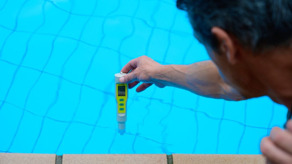 Eine Person führte eine mikrobiologische Wasseranalyse in einem Pool durch
