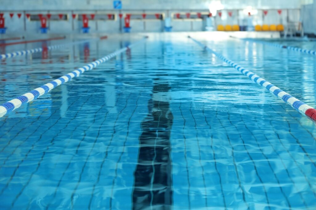 Modernes Schwimmbad mit blauem Wasser, drinnen
