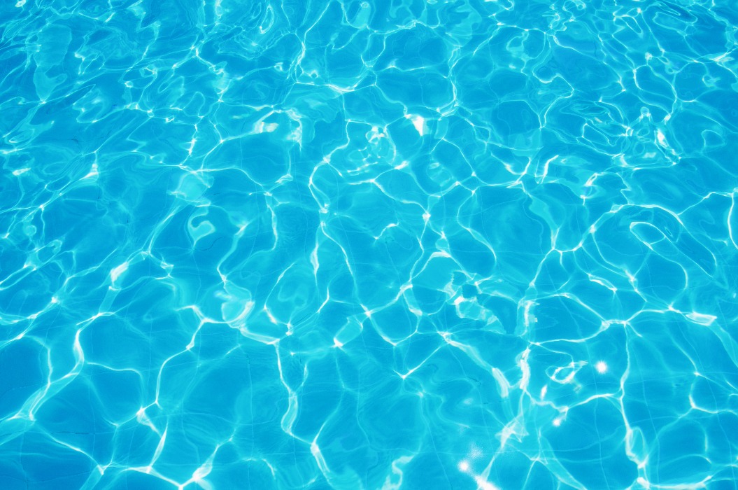 Blau gerissenes Wasser im Schwimmbad