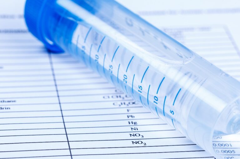 Wasser in einem Reagenzglas zur Überprüfung des Gehalts an Chemikalien