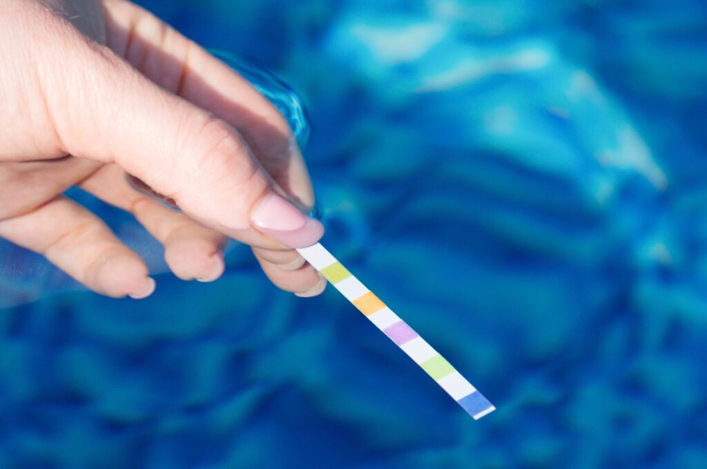 Mit Teststreifen Wasserqualität im Pool testen